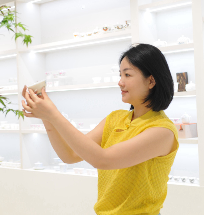 苏爱珍（优秀）中国中青年实力派陶瓷艺术名家陶瓷艺术非遗传承人（德化白瓷）